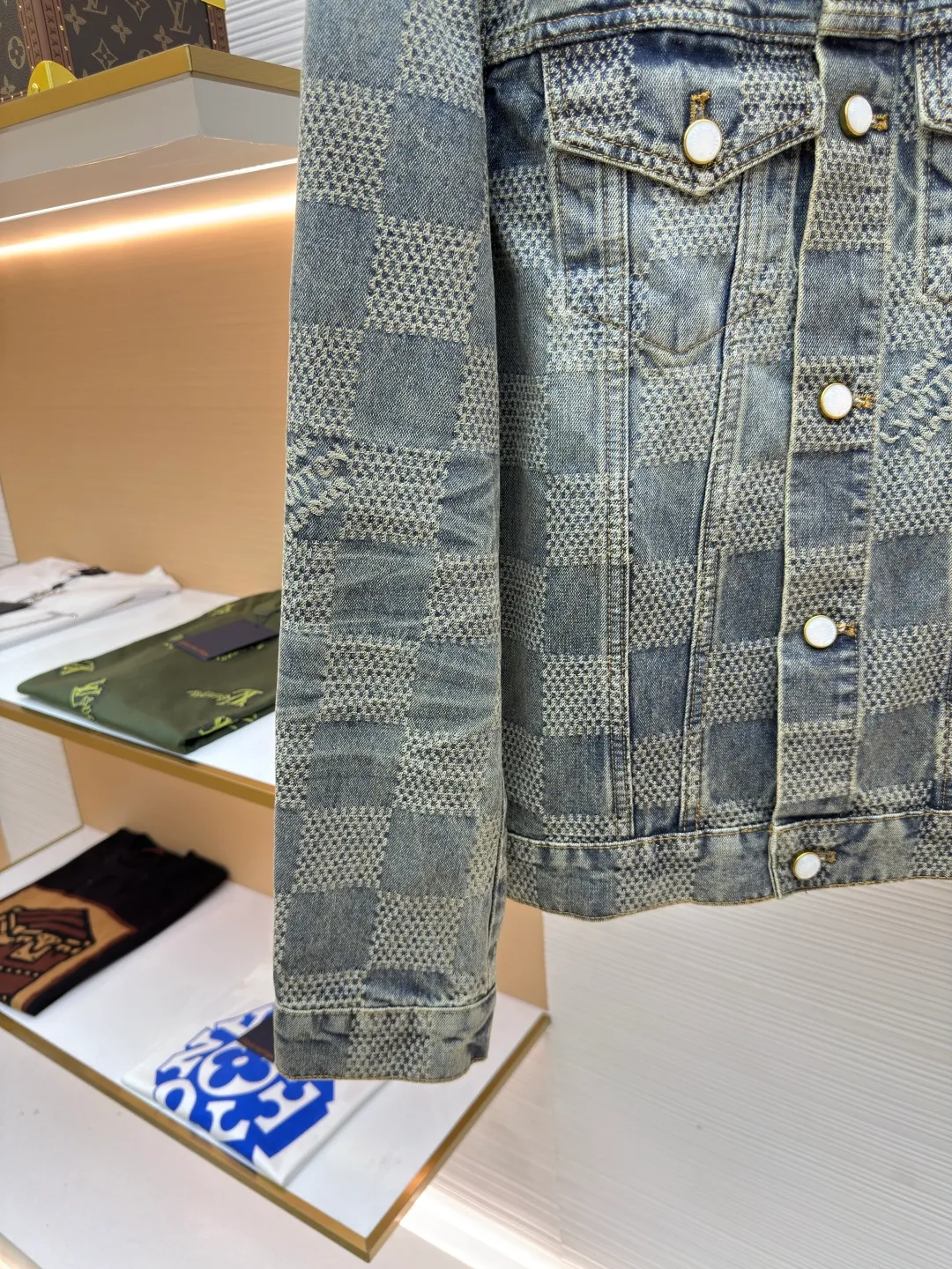 LOUIS VUITTON Yellow checkerboard denim jacket ●Authentic product: purchased and developed by 16499 ●Item number: 1680610-C20 ●Fabric: denim fabric ●Technology: jacquard production ●Version: fitted version ●Weight: about 935 grams ●Size: 46-48-50-52 ●Description: The fabric is integrated into 3D Damier jacquard, a classic plaid pattern combined with 3D jacquard technology, is a process of weaving three-dimensional patterns on the fabric through a loom. Fading and distressing effect, this fabric uses sand washing process and special dyeing technology. The natural wear and fading effect of the denim after washing makes it look more retro and historical. The overall wiring is straight and delicate, the fabric is comfortable and soft, and the color is consistent without color difference. It can be matched with the same style to create a fashionable look and control various occasions. Customized accessories, complete with three standards, same style for men and women!